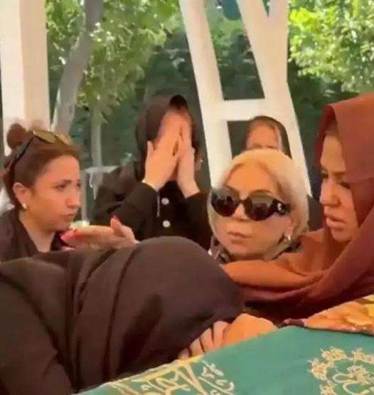 Aslı Hünel ve Saruhan Hünelden annelerine son veda Gözyaşları sel oldu