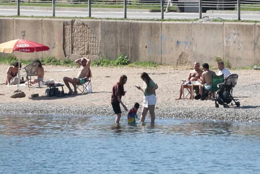 Termometreler 26 dereceyi gösterdi İstanbullular soluğu sahillerde aldı
