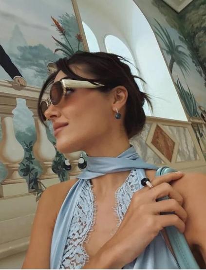 Hande Erçelin tarzı dudak uçuklattı Sosyal medyayı ikiye böldü 150 BİN TLLİK KOMBİN
