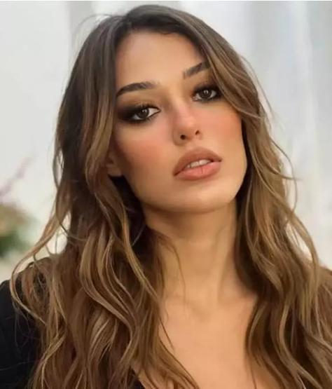 Dilan Çiçek Deniz, Cannesda Tarzıyla dikkat çekti