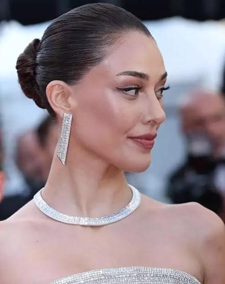 Dilan Çiçek Deniz, Cannesda Tarzıyla dikkat çekti