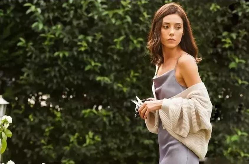 Sadakatsizin Asyasıydı Cansu Derenin bebek gibi cildinin sırrı ortaya çıktı YAŞLANMA KARŞITI ETKİ