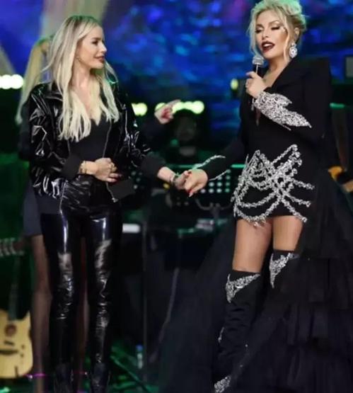 Ajda Pekkanın sahne tarzı 79 yaşındaki Süperstar takipçilerinden tam not aldı: GENÇ KIZ GİBİ