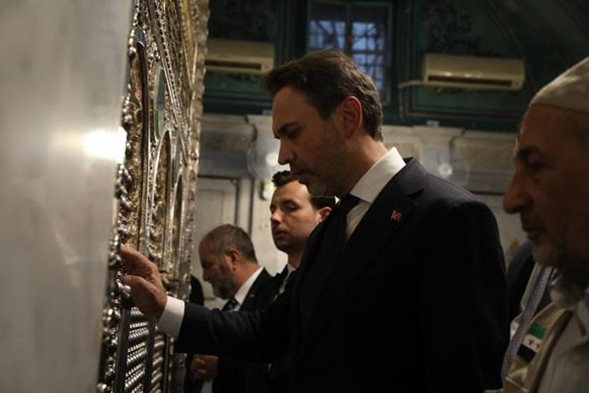 Bakan Bayraktar Emevi Camisini ziyaret etti