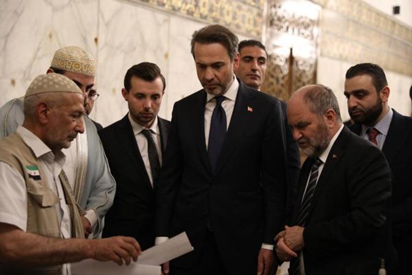 Bakan Bayraktar Emevi Camisini ziyaret etti