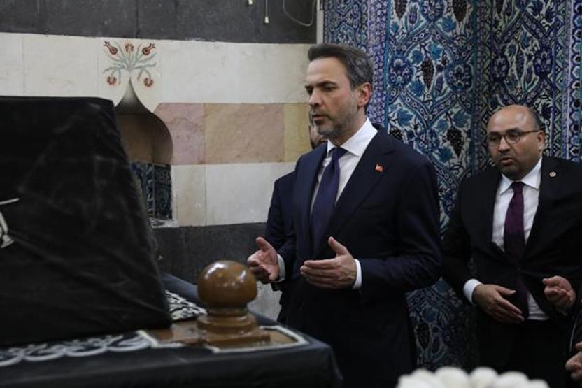 Bakan Bayraktar Emevi Camisini ziyaret etti
