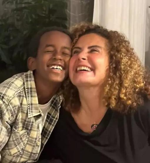 Esra Akkaya’nın Evlat Edindiği Can Alex Büyüdü: Gözlerden Uzakta Koca Bir Genç Oldu