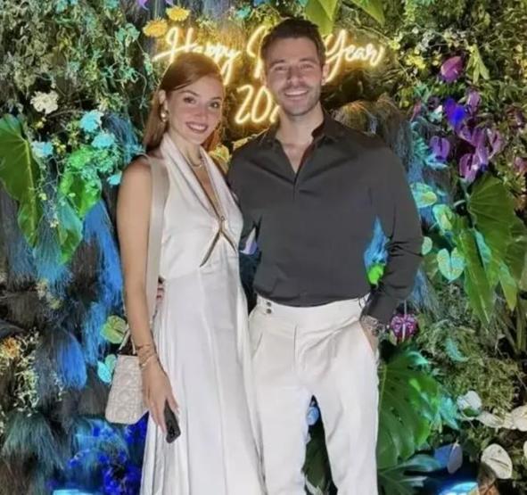 Hande Erçel ve Hakan Sabancı’dan Büyüleyen Romantik Kareler