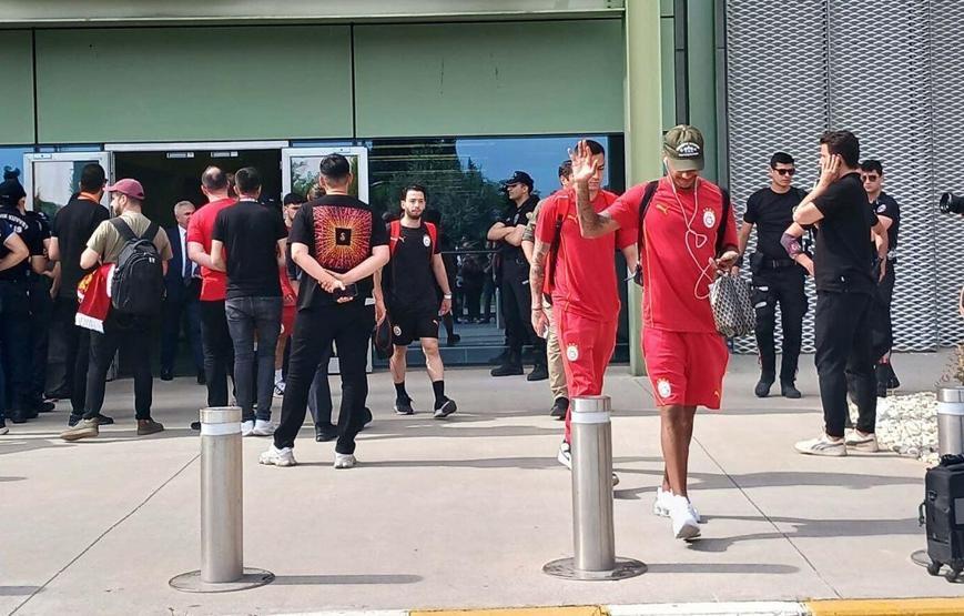 Şampiyon Galatasaray’a İzmir’de görkemli karşılama