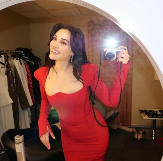 Esra Bilgiç, Kırmızı Elbisesiyle Adeta Parladı