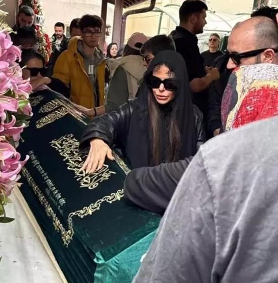 Ablasının Kaybıyla Sarsılan Simge Sağın’dan Yürek Burkan Paylaşım