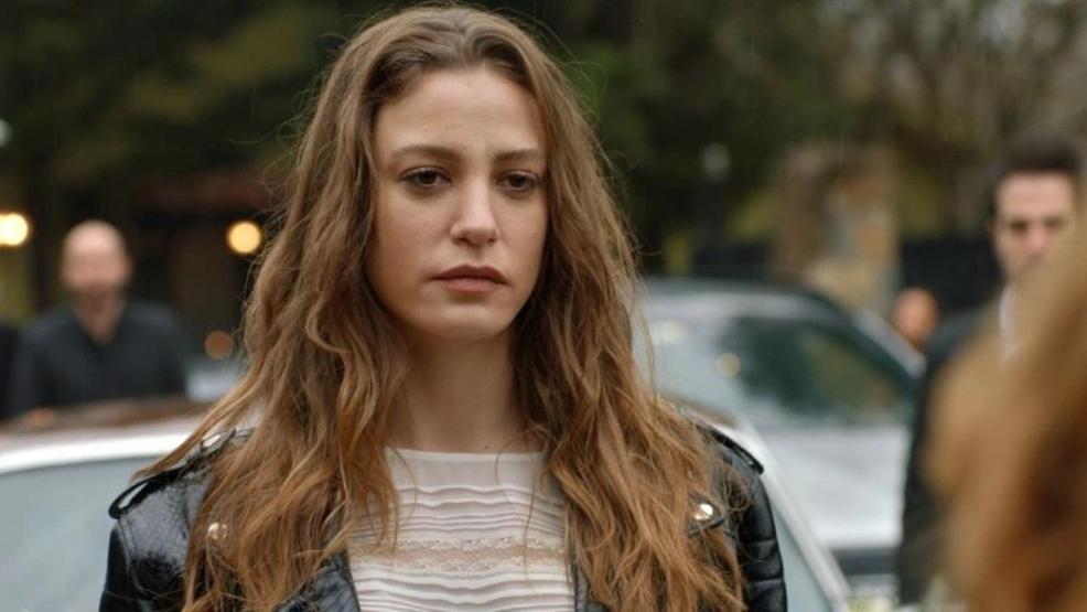 Mert Demir’in biricik aşkı Serenay Sarıkaya’nın güzellik sırrı Meğer 15 yaşından beri bunu uyguluyormuş CİLDİ BEBEK GİBİ YAPIYOR