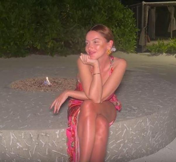 Ünlü şarkıcı tatil sezonunu Maldivler’de açtı Beğeni butonu çöktü YAZ HADİSESİ