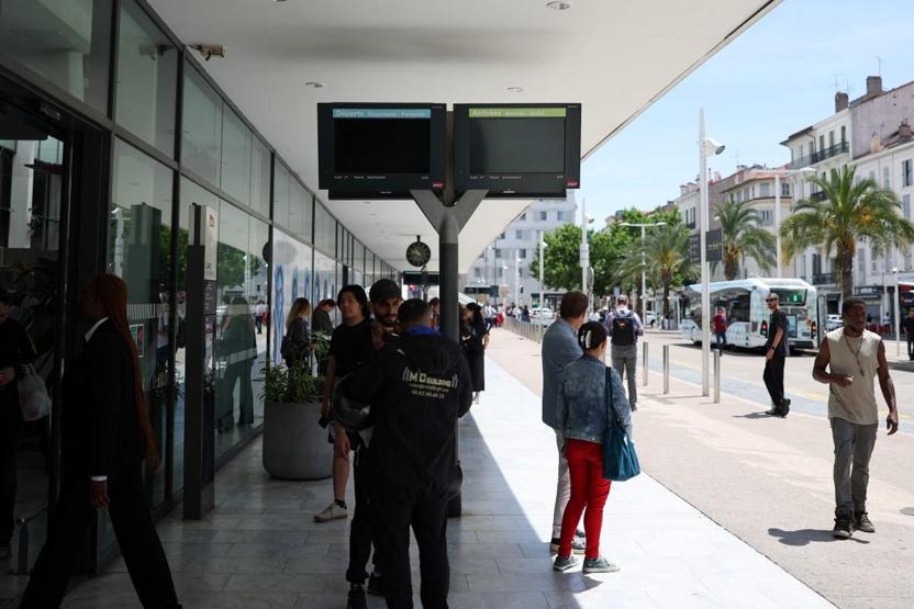 Cannes’da sabotaj şüphesi: Elektrik kesintisi bu kez Fransa’yı vurdu Trafik lambaları, ATM’ler devre dışı kaldı…