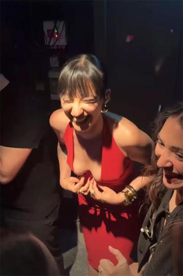 Melike Şahin derin dekolteli kırmızı elbisesiyle göz kamaştırdı