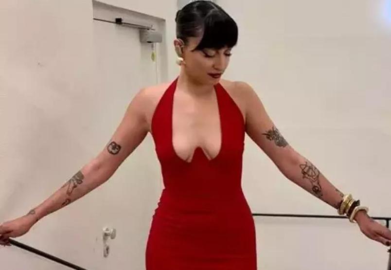 Melike Şahin derin dekolteli kırmızı elbisesiyle göz kamaştırdı