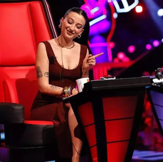 Melike Şahin derin dekolteli kırmızı elbisesiyle göz kamaştırdı