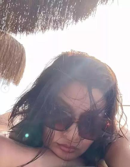 Nurgül Yeşilçaydan tatil pozları Kırmızı mayosuyla deniz sezonunu açtı