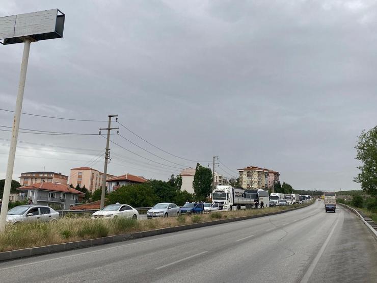 Sağanak yağış kazayı beraberinde getirdi: Bariyerlere çarpıp yan yola devrildi