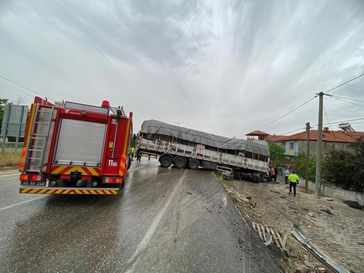 Sağanak yağış kazayı beraberinde getirdi: Bariyerlere çarpıp yan yola devrildi