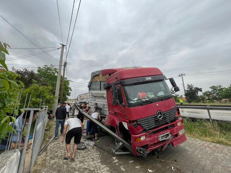 Sağanak yağış kazayı beraberinde getirdi: Bariyerlere çarpıp yan yola devrildi