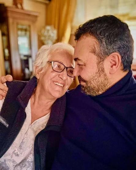 Annesini kaybeden Aslı Hünelden duygusal paylaşım: Seni kalbime sakladım