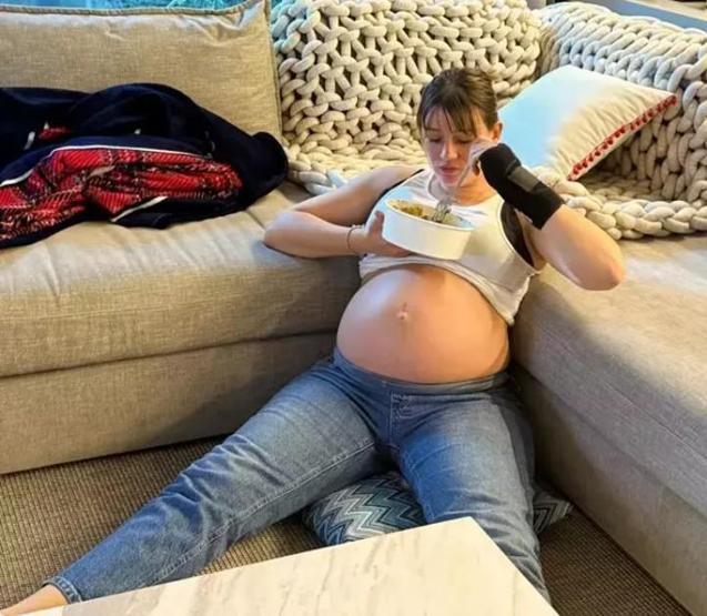 Gizem Karaca İlk Kez Anne Olmaya Hazırlanıyor: Yeni Hamilelik Pozlarıyla Göz Kamaştırdı