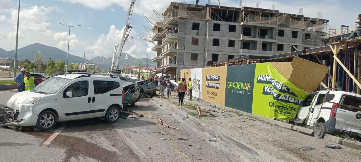Erzurumda freni boşalan beton mikseri onlarca aracı hurdaya çevirdi