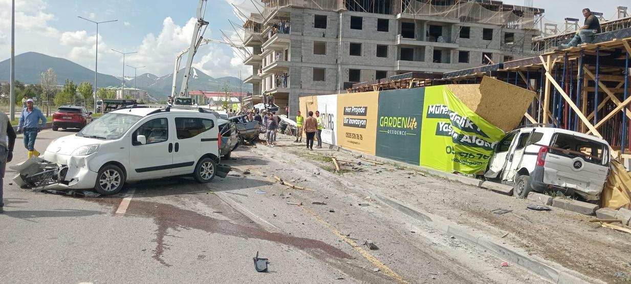 Erzurumda freni boşalan beton mikseri onlarca aracı hurdaya çevirdi