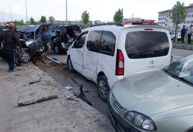 Erzurumda freni boşalan beton mikseri onlarca aracı hurdaya çevirdi