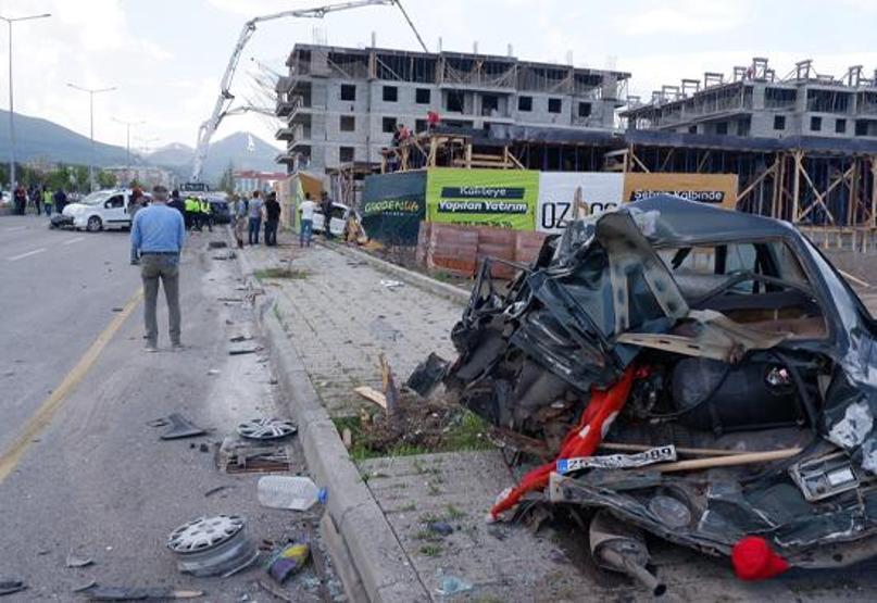 Erzurumda freni boşalan beton mikseri onlarca aracı hurdaya çevirdi