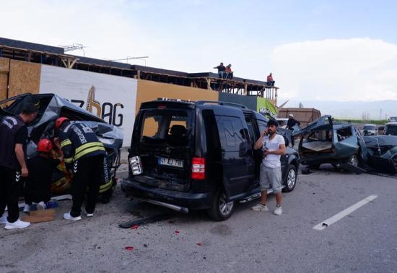 Erzurumda freni boşalan beton mikseri onlarca aracı hurdaya çevirdi