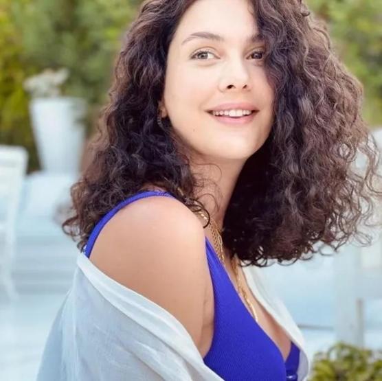 25 Kilo Verdi, Pembe Bikinisiyle Sosyal Medyayı Salladı: Bergüzar Korel’in İnanılmaz Dönüşümü