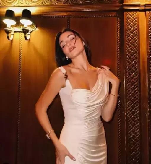 Hakan Sabancı’nın sevgilisi Hande Erçelin bebek gibi cildinin sırrı ifşa oldu Güzelliğini bakın neye borçlu Meğer günde 2 litre...