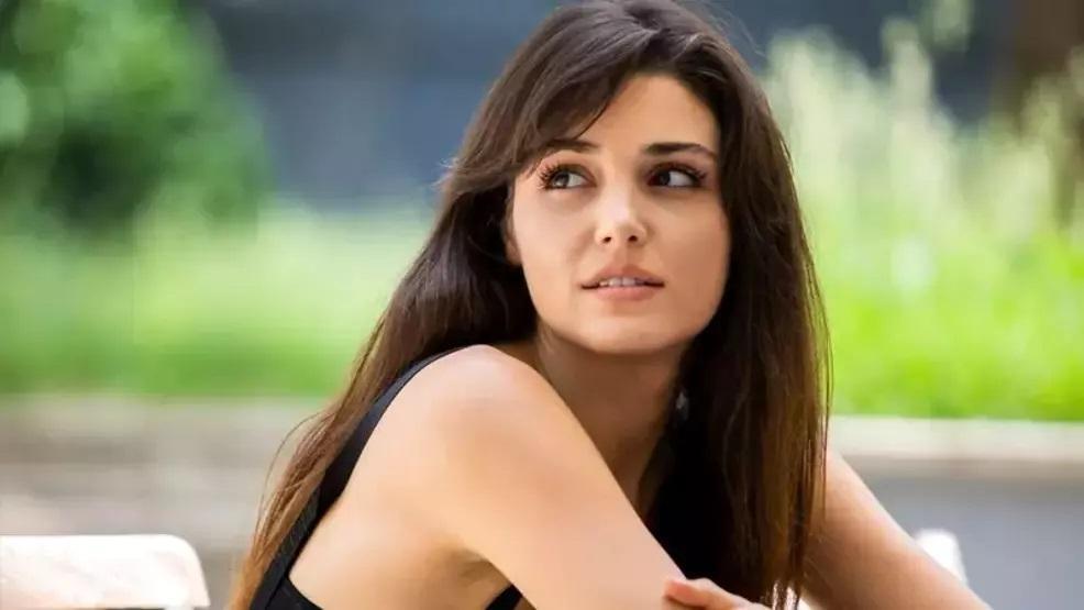 Hakan Sabancı’nın sevgilisi Hande Erçelin bebek gibi cildinin sırrı ifşa oldu Güzelliğini bakın neye borçlu Meğer günde 2 litre...