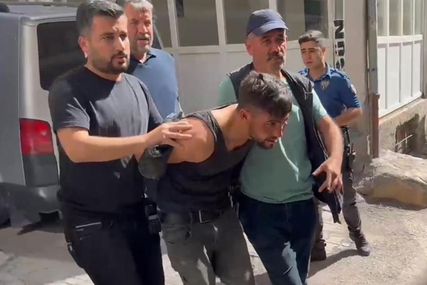 ATMden para çekmeye inmişti Çocuğu araçtan atıp arabayı çaldı