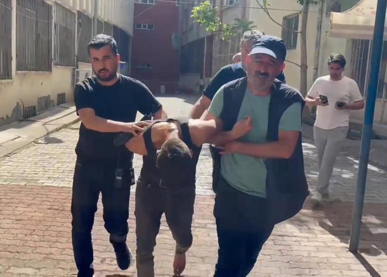 ATMden para çekmeye inmişti Çocuğu araçtan atıp arabayı çaldı