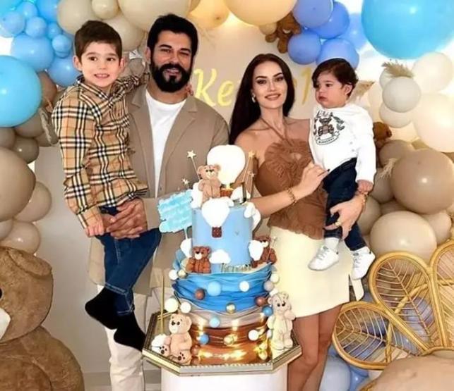 Burak Özçivit ve Fahriye Evcen’den Aile Yemeği Pozu