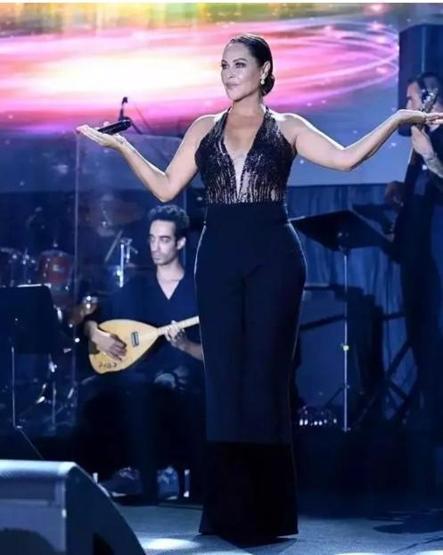 Hülya Avşar’dan İzmir Konserinde Şaşırtan Hakan Altun Sürprizi