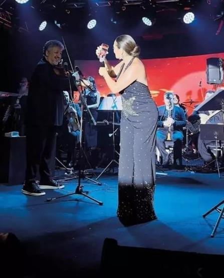 Hülya Avşar’dan İzmir Konserinde Şaşırtan Hakan Altun Sürprizi