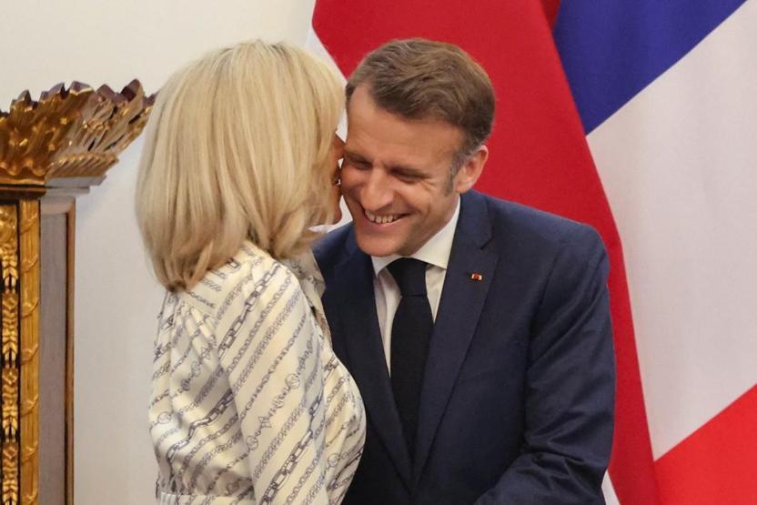 ‘Tokat’ görüntüleriyle gündeme gelmişlerdi: Macron çiftinden yeni poz