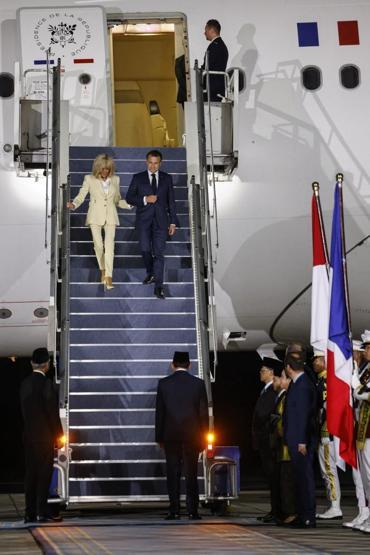 ‘Tokat’ görüntüleriyle gündeme gelmişlerdi: Macron çiftinden yeni poz