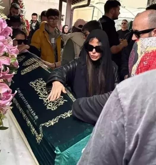 Ablasının ölümüyle sarsılmıştı Simge Sağından yürek burkan paylaşım: ÇOK ÖZLÜYORUM SENİ