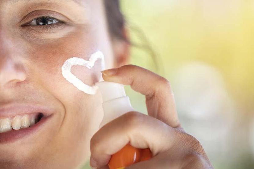 Dermatologdan Yazın Cildinizi Işıl Işıl Parlatacak 9 Etkili Öneri