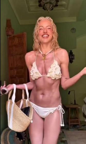 Burcu Esmersoy’dan Bikinili Şov Kusursuz Formuyla Göz Kamaştırdı