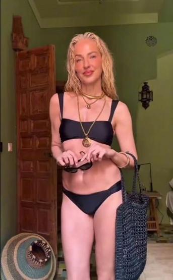 Burcu Esmersoy’dan Bikinili Şov Kusursuz Formuyla Göz Kamaştırdı