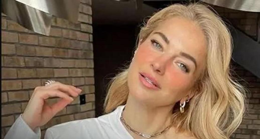 Burcu Esmersoy’dan Bikinili Şov Kusursuz Formuyla Göz Kamaştırdı