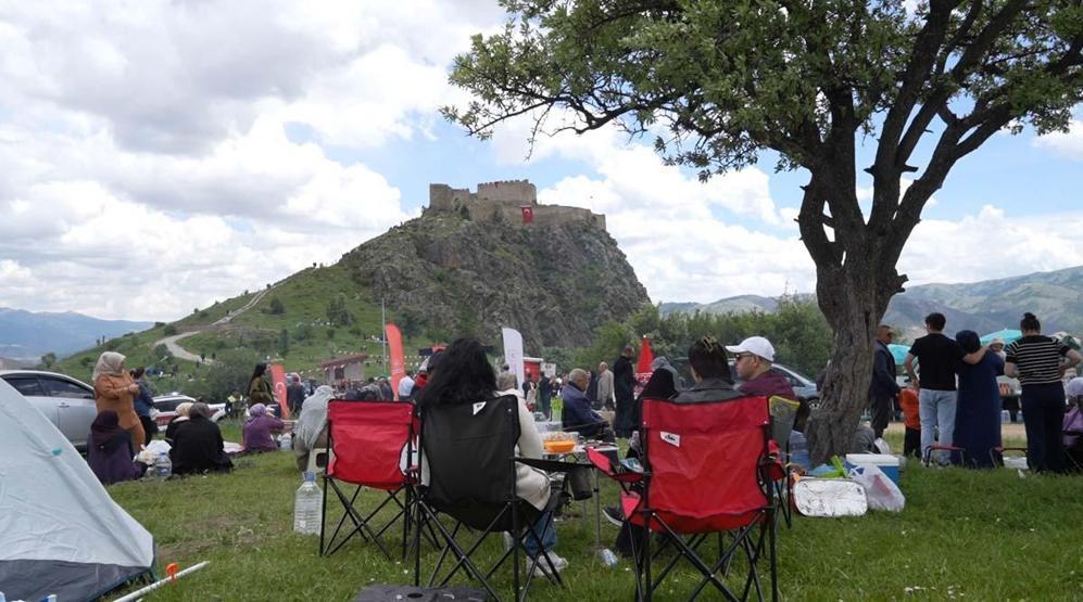 Kov Kalesi eteklerinde şenlik coşkusu