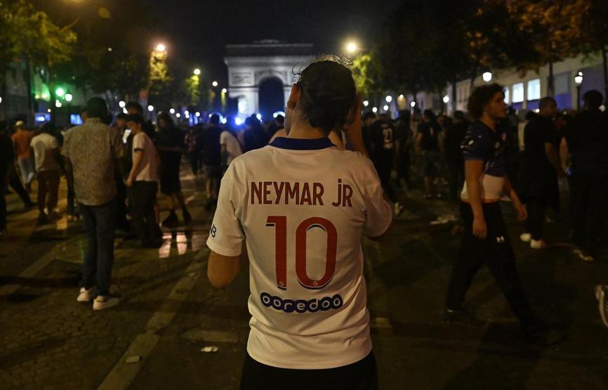 PSG şampiyon oldu, Paris yandı Fransız bakandan tepki çeken barbar paylaşımı...