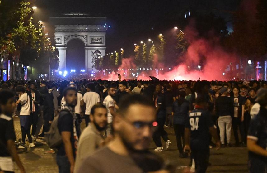 PSG şampiyon oldu, Paris yandı Fransız bakandan tepki çeken barbar paylaşımı...
